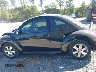 2005 Volkswagen New Beetle Coupe GL with VIN 3VWBK31C25M413925, listed as a IAAI auction lot 39823280 with 72,382 mi miles. Bid and sale history available at carsss.com. Image 14.