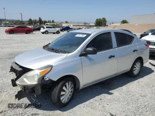 2015 Nissan Versa SV z VIN 3N1CN7AP2FL831131, wystawiony jako Copart lot #61847905 z przebiegiem 154 474 mil mil oraz Czysty tytuł • Clean title. Historia ofert i sprzedaży dostępna na DreamBid. Obrazek 1.
