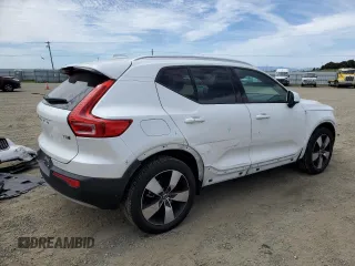2022 Volvo XC40 Momentum with VIN YV4162UK0N2647095, listed as a Copart auction lot 52417015 with 42,041 mi miles and Salvage title. Bid and sale history available at DreamBid. Image 3.