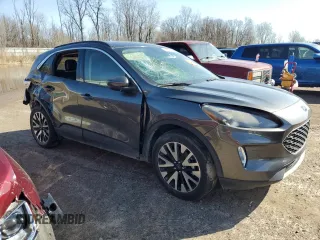 2020 Ford Escape SEL z VIN 1FMCU9H98LUA39419, wystawiony jako Copart lot #51360235 z przebiegiem 99 012 mil mil oraz Czysty tytuł • Clean title. Historia ofert i sprzedaży dostępna na DreamBid. Obrazek 4.