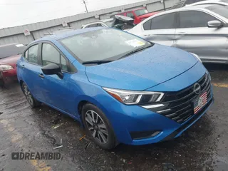 2024 Nissan Versa S z VIN 3N1CN8DV0RL866352, wystawiony jako IAAI lot #41749302 z przebiegiem 4 650 mil mil oraz . Historia ofert i sprzedaży dostępna na DreamBid. Obrazek 1.