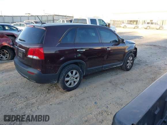 2012 Kia Sorento LX z VIN 5XYKT3A15CG203294, wystawiony jako IAAI lot #41339207 z przebiegiem 122 141 mil mil oraz . Historia ofert i sprzedaży dostępna na DreamBid. Obrazek 4.