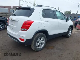 2021 Chevrolet Trax LT with VIN KL7CJPSB2MB358581, listed as a IAAI auction lot 42243675 with 32,517 mi miles and . Bid and sale history available at DreamBid. Image 4.