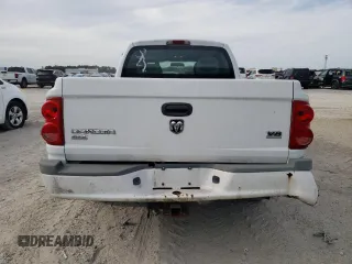 2005 Dodge Dakota SLT z VIN 1D7HW48N15S366026, wystawiony jako Copart lot #55510125 z przebiegiem 66 963 mil mil oraz Tytuł czysty. Historia ofert i sprzedaży dostępna na DreamBid. Obrazek 6.