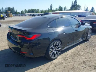2022 BMW 4 Series M440i xDrive z VIN WBA13AW02NFL97513, wystawiony jako IAAI lot #42385642 z przebiegiem 33 827 mil mil oraz . Historia ofert i sprzedaży dostępna na DreamBid. Obrazek 4.