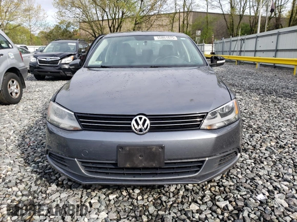 2013 Volkswagen Jetta SE z VIN 3VWDP7AJ4DM361292, wystawiony jako Copart lot #55861875 z przebiegiem 97 771 mil mil oraz Czysty tytuł • Clean title. Historia ofert i sprzedaży dostępna na DreamBid. Obrazek 5.