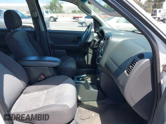 2004 Ford Escape XLS with VIN 1FMYU02124KA81554, listed as a IAAI auction lot 42117165 with 211,579 mi miles and . Bid and sale history available at DreamBid. Image 5.