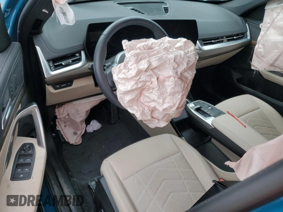 2025 BMW X1 xDrive28i z VIN WBX73EF06S5070458, wystawiony jako Copart lot #59026785 z przebiegiem Nie podano mil oraz Szkoda całkowita • Salvage title. Historia ofert i sprzedaży dostępna na DreamBid. Obrazek 8.