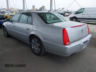 2009 Cadillac DTS 1SE z VIN 1G6KD57919U116072, wystawiony jako IAAI lot #42354693 z przebiegiem 172 822 mil mil oraz . Historia ofert i sprzedaży dostępna na DreamBid. Obrazek 3.