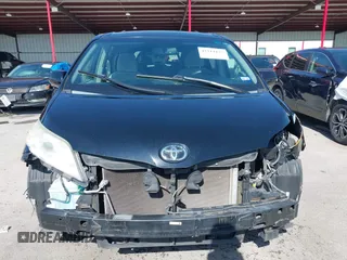 2015 Toyota Sienna LE AAS z VIN 5TDKK3DC0FS613377, wystawiony jako IAAI lot #42214127 z przebiegiem 135 836 mil mil oraz . Historia ofert i sprzedaży dostępna na DreamBid. Obrazek 6.