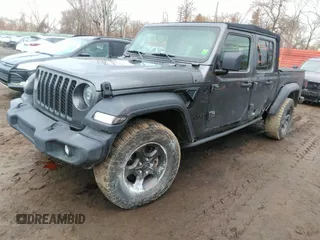 2021 Jeep Gladiator Sport S z VIN 1C6HJTAG3ML597041, wystawiony jako IAAI lot #41714640 z przebiegiem 46 402 mil mil oraz . Historia ofert i sprzedaży dostępna na DreamBid. Obrazek 2.