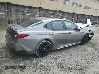 2025 Toyota Camry LE z VIN 4T1DAACK5SU508683, wystawiony jako Copart lot #42372975 z przebiegiem Nie podano mil oraz Szkoda całkowita • Salvage title. Historia ofert i sprzedaży dostępna na DreamBid. Obrazek 3.