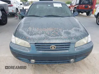 1998 Toyota Camry LE z VIN 4T1BG22K2WU296053, wystawiony jako IAAI lot #42334546 z przebiegiem 257 496 mil mil oraz . Historia ofert i sprzedaży dostępna na DreamBid. Obrazek 6.
