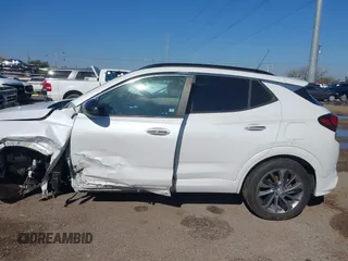 2020 Buick Encore GX Select z VIN KL4MMDSL1LB119733, wystawiony jako IAAI lot #41602514 z przebiegiem Nie podano mil oraz . Historia ofert i sprzedaży dostępna na DreamBid. Obrazek 14.