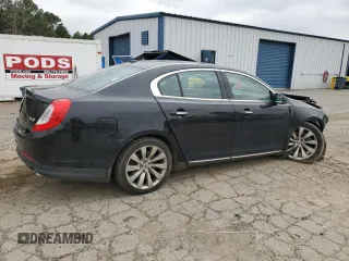 2013 Lincoln MKS z VIN 1LNHL9DKXDG612368, wystawiony jako Copart lot #48328215 z przebiegiem 108 788 mil mil oraz Szkoda całkowita • Salvage title. Historia ofert i sprzedaży dostępna na DreamBid. Obrazek 3.