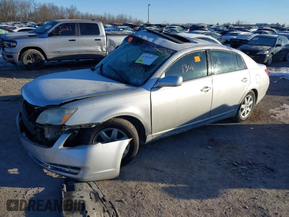 2005 Toyota Avalon XL z VIN 4T1BK36B75U058972, wystawiony jako IAAI lot #41401301 z przebiegiem 155 490 mil mil oraz . Historia ofert i sprzedaży dostępna na DreamBid. Obrazek 2.