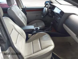 2001 Cadillac Catera z VIN W06VR54R51R058055, wystawiony jako IAAI lot #41574366 z przebiegiem 141 543 mil mil oraz . Historia ofert i sprzedaży dostępna na DreamBid. Obrazek 5.