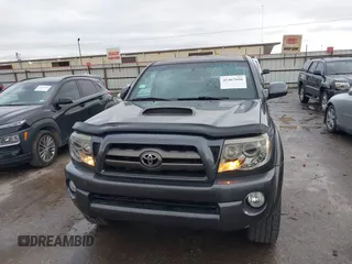 2009 Toyota Tacoma z VIN 3TMLU42N09M034743, wystawiony jako IAAI lot #41467696 z przebiegiem 129 395 mil mil oraz . Historia ofert i sprzedaży dostępna na DreamBid. Obrazek 6.