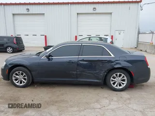 2016 Chrysler 300 Anniversary Edition z VIN 2C3CCAAG0GH135642, wystawiony jako IAAI lot #42073900 z przebiegiem 147 476 mil mil oraz . Historia ofert i sprzedaży dostępna na DreamBid. Obrazek 14.