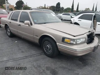 1997 Lincoln Town Car Executive z VIN 1LNLM81W6VY754706, wystawiony jako IAAI lot #41375121 z przebiegiem 185 863 mil mil oraz . Historia ofert i sprzedaży dostępna na DreamBid. Obrazek 1.