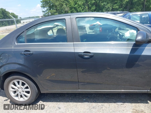 2017 Chevrolet Sonic LT z VIN 1G1JD5SB6H4154391, wystawiony jako IAAI lot #42581620 z przebiegiem 83 073 mil mil oraz . Historia ofert i sprzedaży dostępna na DreamBid. Obrazek 14.