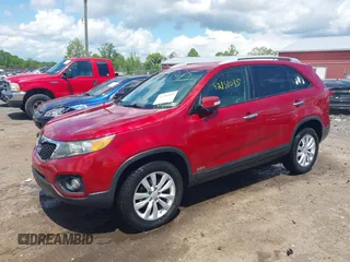 2011 Kia Sorento EX z VIN 5XYKUDA12BG034742, wystawiony jako IAAI lot #42151035 z przebiegiem 134 006 mil mil oraz . Historia ofert i sprzedaży dostępna na DreamBid. Obrazek 2.