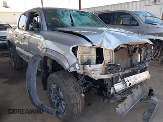 2017 Toyota Tacoma SR5 z VIN 5TFCZ5AN1HX112125, wystawiony jako IAAI lot #42058227 z przebiegiem 95 401 mil mil oraz . Historia ofert i sprzedaży dostępna na DreamBid. Obrazek 1.