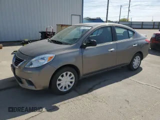 2013 Nissan Versa S Plus z VIN 3N1CN7AP2DL826525, wystawiony jako Copart lot #54451145 z przebiegiem 132 231 mil mil oraz Czysty tytuł • Clean title. Historia ofert i sprzedaży dostępna na DreamBid. Obrazek 1.