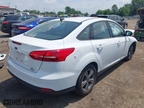 2018 Ford Focus SE z VIN 1FADP3FE5JL267982, wystawiony jako IAAI lot #42646881 z przebiegiem 40 163 mil mil oraz . Historia ofert i sprzedaży dostępna na DreamBid. Obrazek 4.