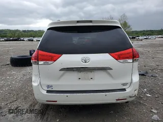 2011 Toyota Sienna XLE z VIN 5TDDK3DC7BS017072, wystawiony jako Copart lot #54687525 z przebiegiem 128 385 mil mil oraz Szkoda całkowita • Salvage title. Historia ofert i sprzedaży dostępna na DreamBid. Obrazek 6.