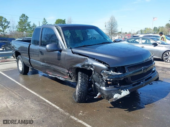 2000 Chevrolet Silverado 1500 LS with VIN 1GCEK19T2YE108024, listed as a IAAI auction lot 41880064 with 299,240 mi miles. Bid and sale history available at carsss.com. Image 1.