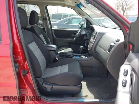 2007 Ford Escape XLT with VIN 1FMYU03117KB44940, listed as a IAAI auction lot 42148846 with 238,871 mi miles. Bid and sale history available at carsss.com. Image 5.