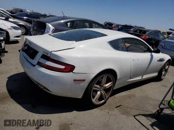 2009 Aston Martin DB9 z VIN SCFAD01E59GA10941, wystawiony jako Copart lot #57220313 z przebiegiem 24 818 mil mil oraz . Historia ofert i sprzedaży dostępna na DreamBid. Obrazek 3.