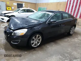2013 Volvo S60 T6 R-Design Platinum z VIN YV1902FH0D1214206, wystawiony jako Copart lot #50507235 z przebiegiem 103 103 mil mil oraz Czysty tytuł • Clean title. Historia ofert i sprzedaży dostępna na DreamBid. Obrazek 1.