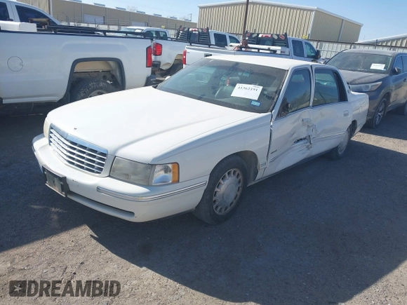 1999 Cadillac DeVille z VIN 1G6KD54Y6XU728681, wystawiony jako IAAI lot #41362191 z przebiegiem 163 540 mil mil oraz . Historia ofert i sprzedaży dostępna na DreamBid. Obrazek 2.