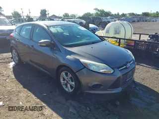 2014 Ford Focus SE z VIN 1FADP3K20EL403887, wystawiony jako IAAI lot #42267495 z przebiegiem 203 527 mil mil oraz . Historia ofert i sprzedaży dostępna na DreamBid. Obrazek 1.