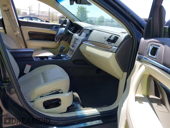 2013 Lincoln MKS z VIN 1LNHL9EK3DG617815, wystawiony jako IAAI lot #42239784 z przebiegiem 122 589 mil mil oraz . Historia ofert i sprzedaży dostępna na DreamBid. Obrazek 5.
