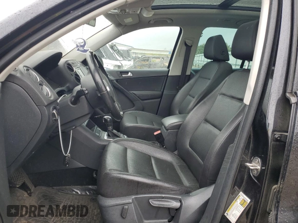 2015 Volkswagen Tiguan SE z VIN WVGBV7AXXFW606017, wystawiony jako Copart lot #51005745 z przebiegiem Nie podano mil oraz Szkoda całkowita • Salvage title. Historia ofert i sprzedaży dostępna na DreamBid. Obrazek 7.
