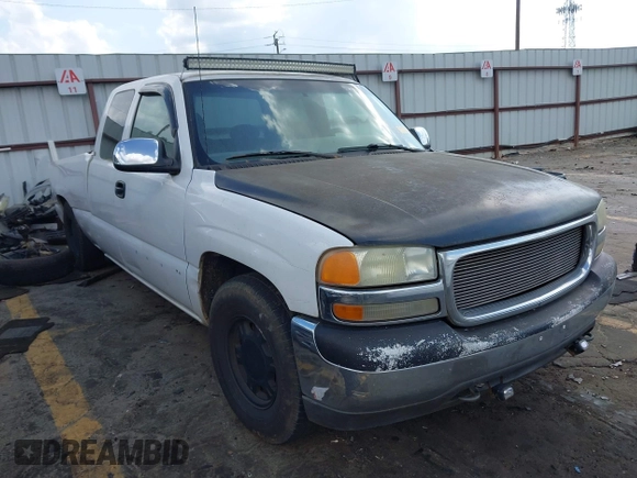 2000 GMC New Sierra 1500 SL with VIN 2GTEC19V9Y1258289, listed as a IAAI auction lot 41946938 with 484,330 mi miles. Bid and sale history available at carsss.com. Image 1.