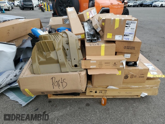 2024 GMC Hummer EV 2X z VIN 1GKB0NDE1RU106768, wystawiony jako Copart lot #82389304 z przebiegiem Nie podano mil oraz Szkody całkowita. Historia ofert i sprzedaży dostępna na DreamBid. Obrazek 12.