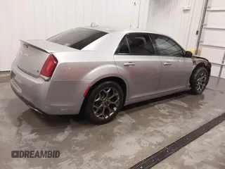 2016 Chrysler 300 S z VIN 2C3CCAGG7GH253095, wystawiony jako IAAI lot #41485489 z przebiegiem 90 583 mil mil oraz . Historia ofert i sprzedaży dostępna na DreamBid. Obrazek 4.