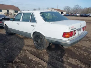 1988 Mercedes-Benz 420 Series 420SEL with VIN WDBCA35DXJA382796, listed as a IAAI auction lot 41658189 with 93,652 mi miles. Bid and sale history available at carsss.com. Image 3.