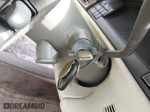 1999 Cadillac DeVille z VIN 1G6KD54Y5XU780836, wystawiony jako IAAI lot #41986180 z przebiegiem Nie podano mil oraz . Historia ofert i sprzedaży dostępna na DreamBid. Obrazek 11.