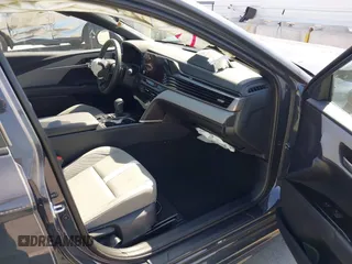 2025 Toyota Camry LE z VIN 4T1DAACK8SU570482, wystawiony jako IAAI lot #42152727 z przebiegiem 4 625 mil mil oraz . Historia ofert i sprzedaży dostępna na DreamBid. Obrazek 5.
