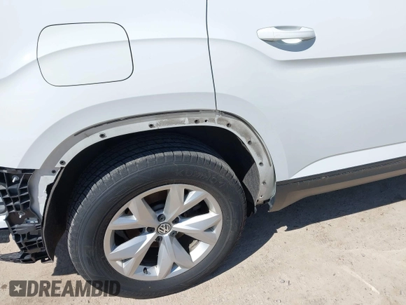 2018 Volkswagen Atlas SE with VIN 1V2KR2CAXJC586848, listed as a IAAI auction lot 42200959 with 96,336 mi miles and . Bid and sale history available at DreamBid. Image 20.