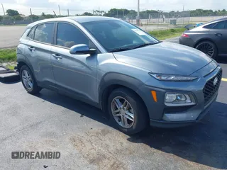 2021 Hyundai Kona SE z VIN KM8K12AA8MU665778, wystawiony jako IAAI lot #42364155 z przebiegiem 63 713 mil mil oraz . Historia ofert i sprzedaży dostępna na DreamBid. Obrazek 1.