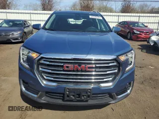 2024 GMC Terrain SLT z VIN 3GKALVEG2RL353102, wystawiony jako Copart lot #54370125 z przebiegiem 6297 mil mil oraz Szkoda całkowita • Salvage title. Historia ofert i sprzedaży dostępna na DreamBid. Obrazek 5.