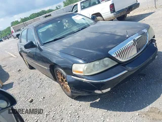 2004 Lincoln Town Car Signature z VIN 1LNHM81W94Y607994, wystawiony jako IAAI lot #42120816 z przebiegiem Nie podano mil oraz . Historia ofert i sprzedaży dostępna na DreamBid. Obrazek 1.