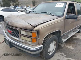 1995 GMC Suburban z VIN 1GKFK16K5SJ723038, wystawiony jako IAAI lot #41904397 z przebiegiem 142 082 mil mil oraz . Historia ofert i sprzedaży dostępna na DreamBid. Obrazek 12.