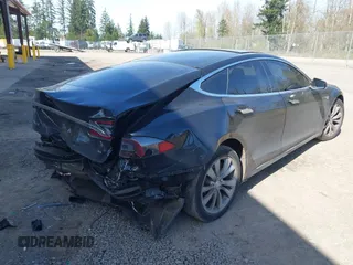 2014 Tesla Model S 60 z VIN 5YJSA1H19EFP45024, wystawiony jako IAAI lot #41960222 z przebiegiem 108 573 mil mil oraz . Historia ofert i sprzedaży dostępna na DreamBid. Obrazek 4.